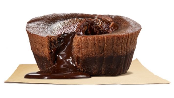 Это мягкое пирожное с темным шоколадом внутри. 