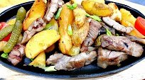 Горячая сковорода со свининой с картофелем ,грибами и сливками