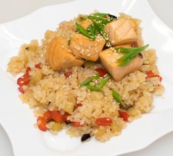 Рис по-тайски с лососем