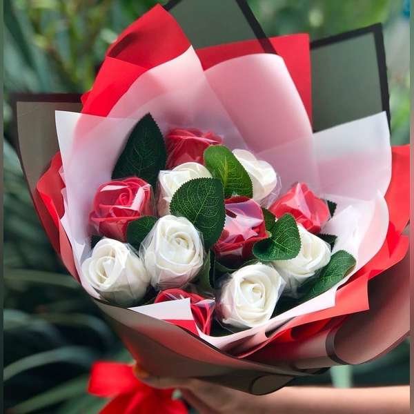Букет из 11 красно-белых роз