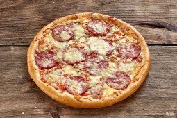 Пицца с колбасой сыром