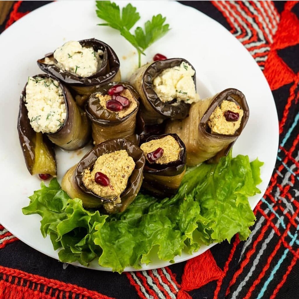 Рулетики из баклажанов с сыром сулугуни