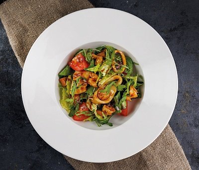 Теплый салат с морепродуктами