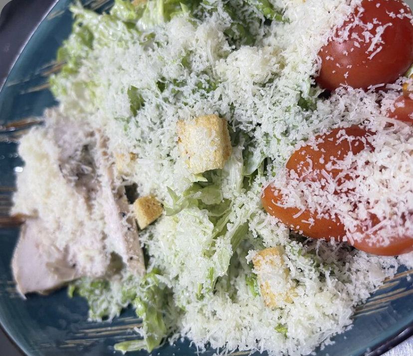 Салат Цезарь с курицей