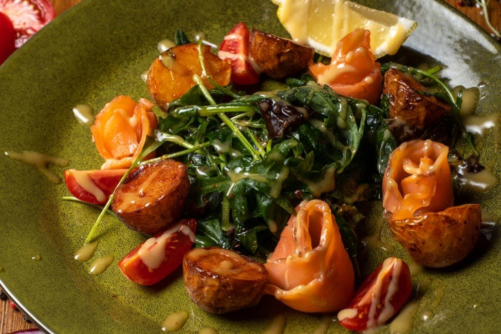 Салат с маринованным лососем и жареным картофелем