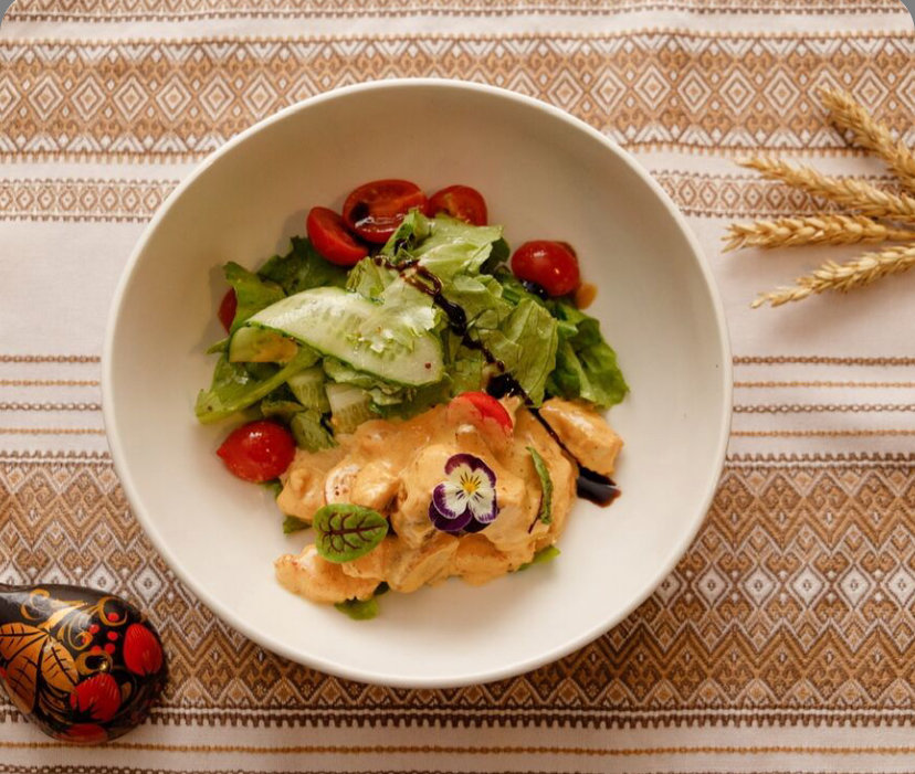 Салат теплый с курицей и грибами