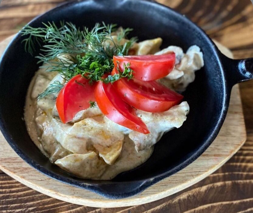 Жаркое из курицы с грибами под соусом