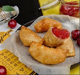 Чебуреки с вишневым джемом 5шт.