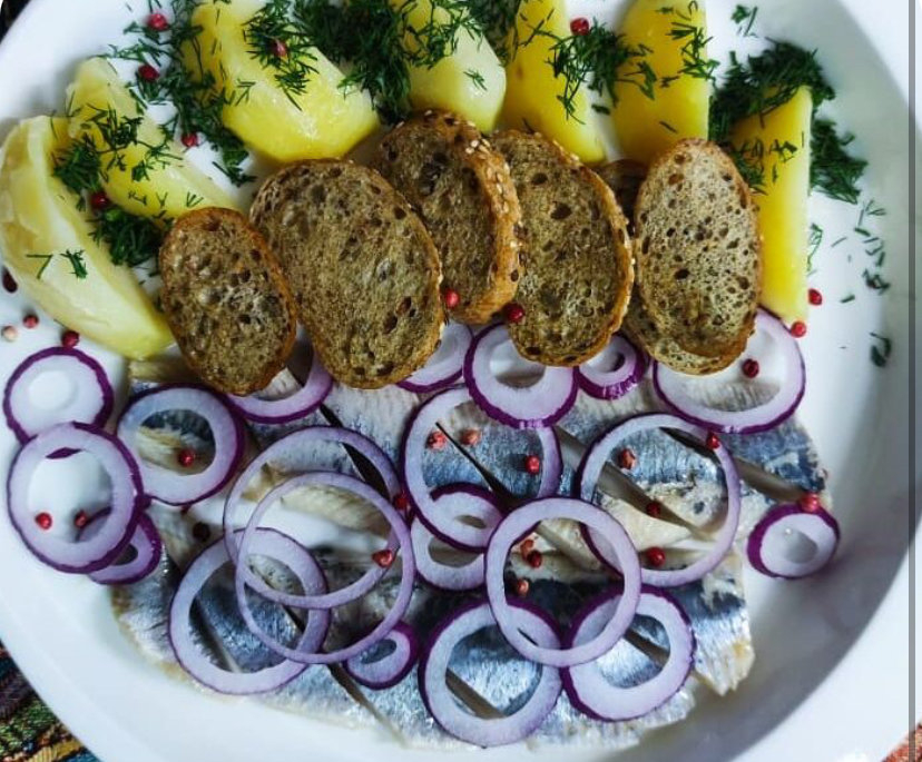 Селедочка по-русски с отварным картофелем