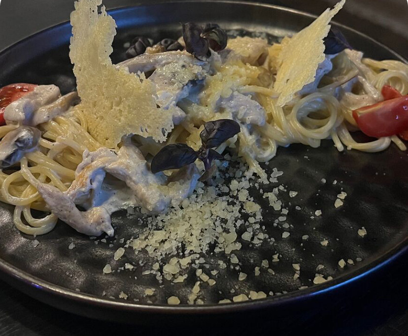 Спагетти с курицей и грибами
