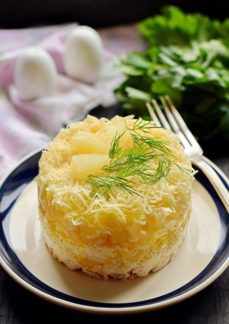 "Нежный" салат с курицей и ананасами