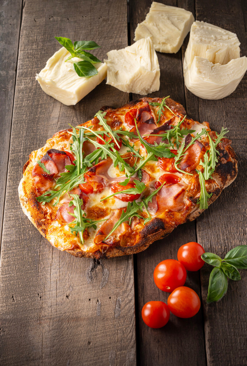 Пицца римская с рукколой, черри и пармской ветчиной