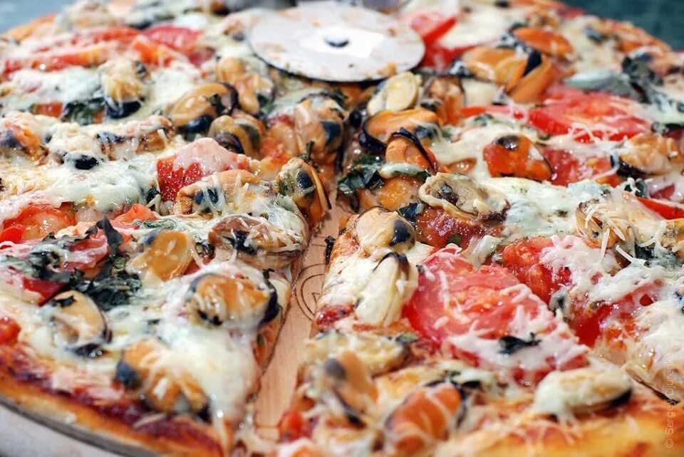 Морская пицца с Мидиями