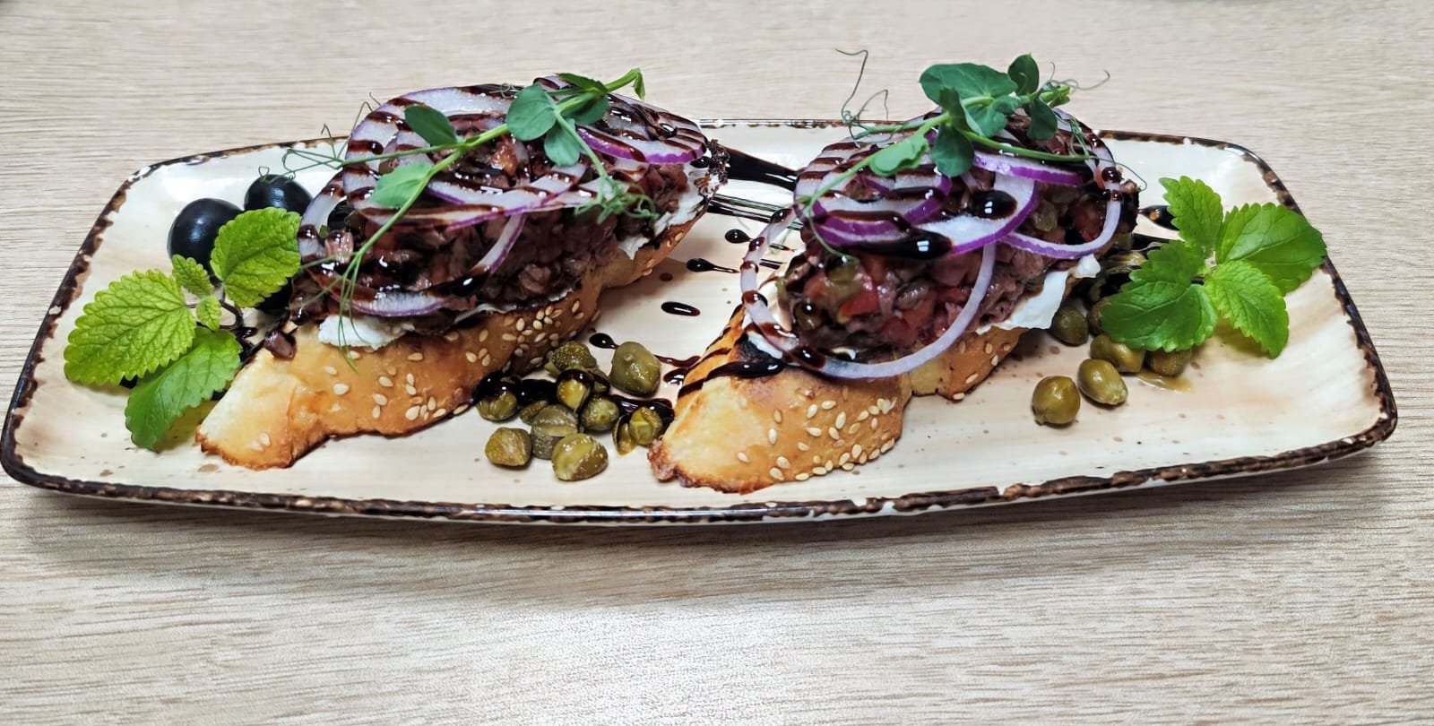 Дуэт брускетт с ростбифом