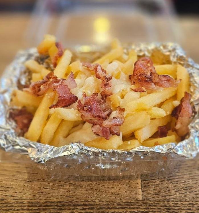 Запеченный картофель фри с сыром и беконом под сыром