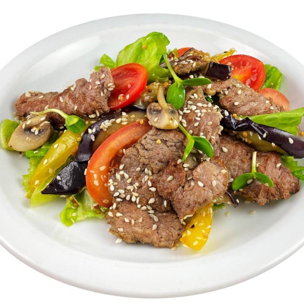 Салат с говядиной салатом и овощами