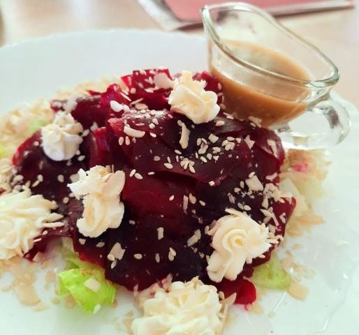 Салат со свеклой и лепестками миндаля