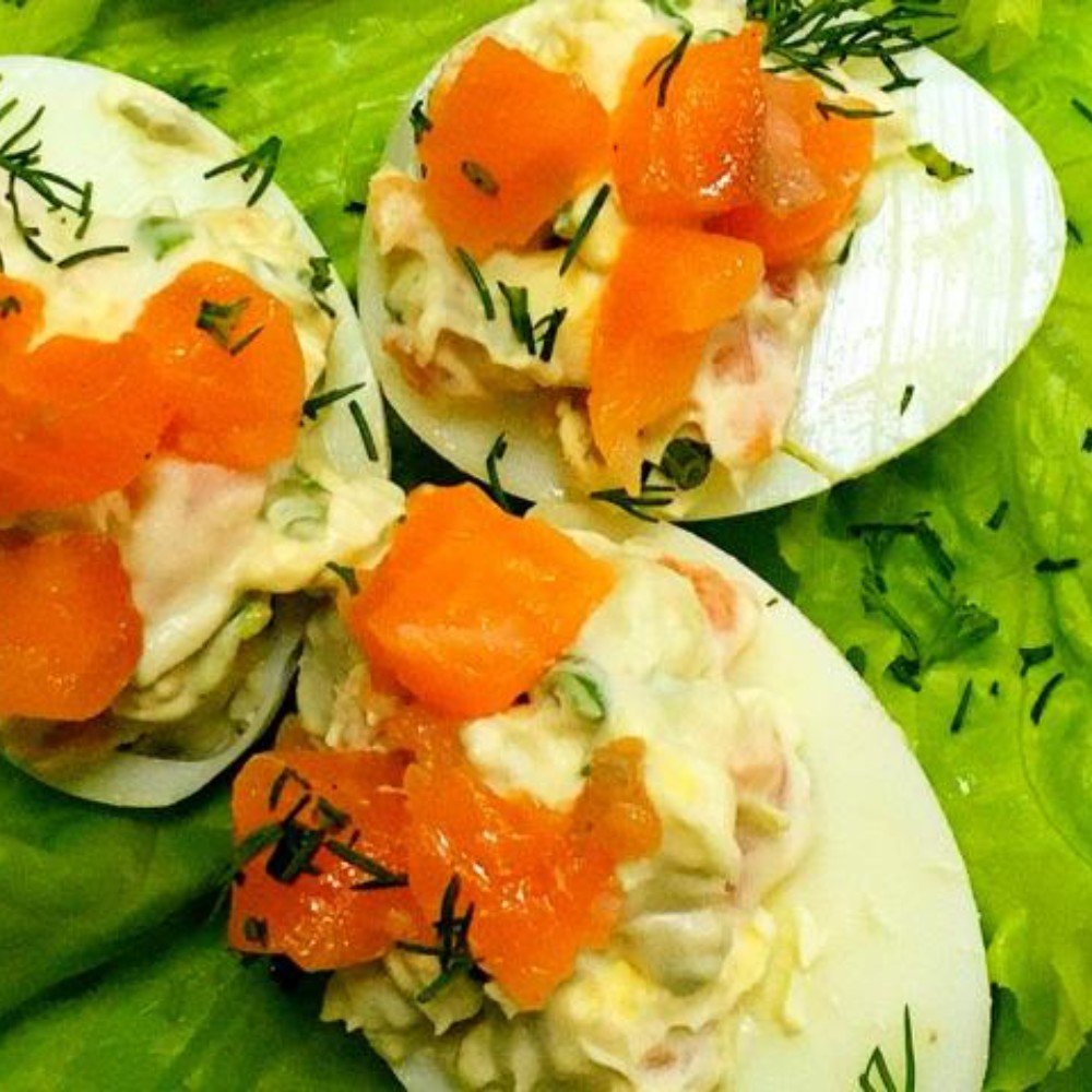 Яйцо фаршированное с сёмгой, зелёным луком и майонезом