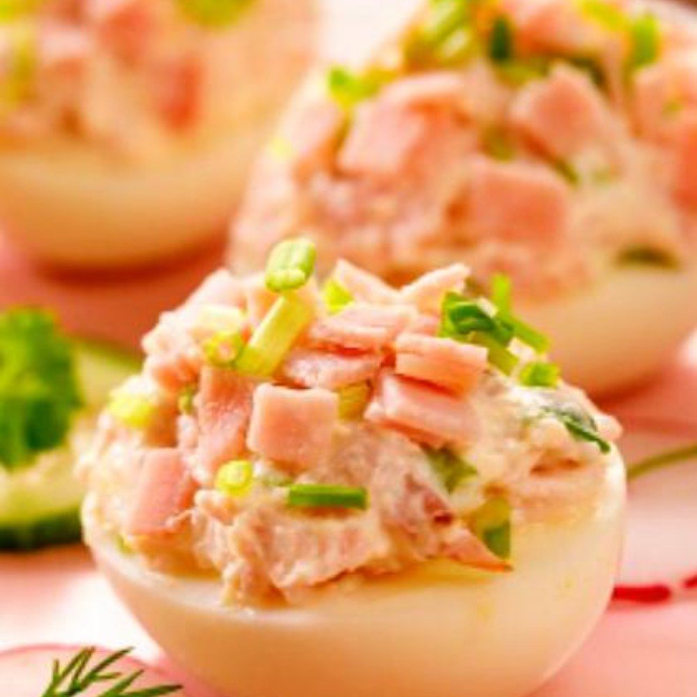 Яйцо фаршированное с соусом Цезарь и ветчиной