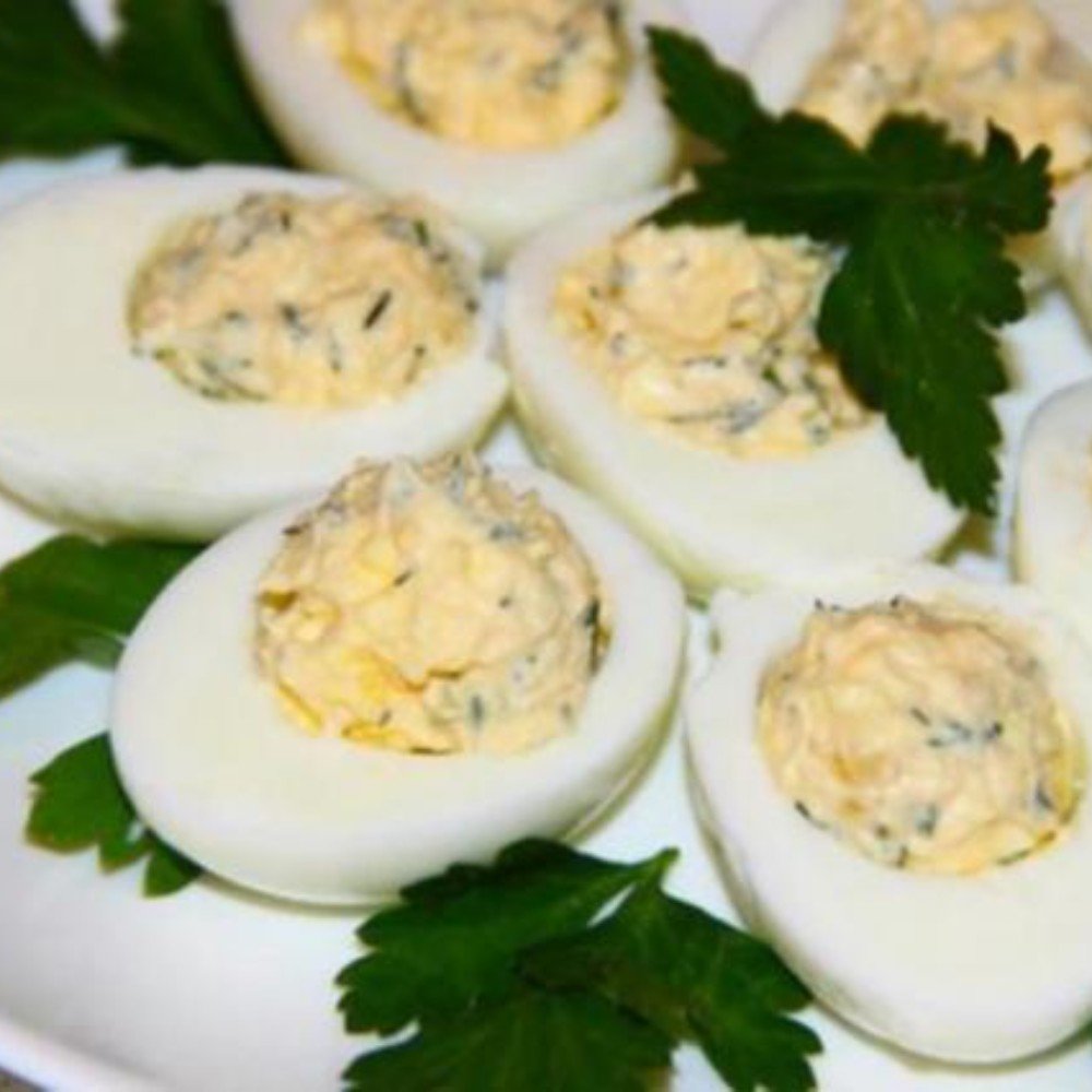 Яйцо фаршированное с соусом Цезарь, сыром Пармезан и чесноком