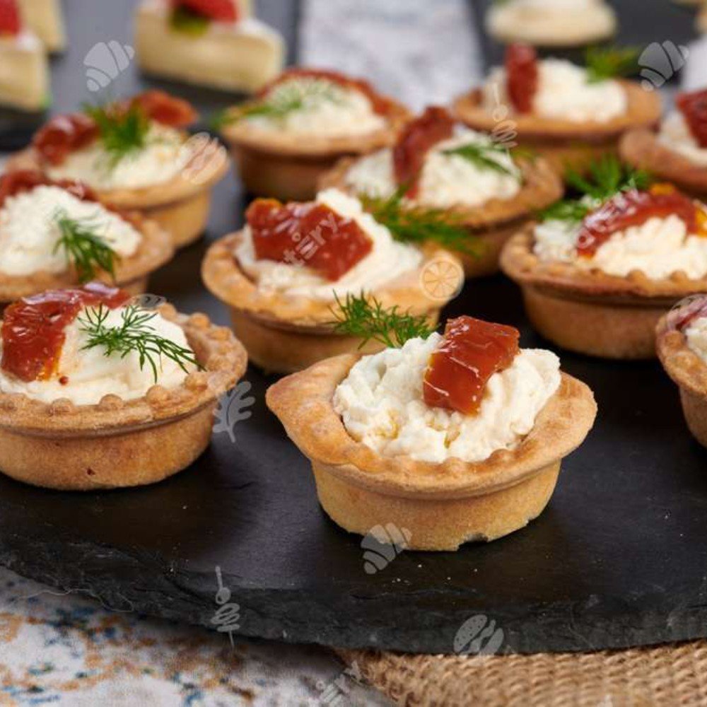 Тарталетки с курицей, соусом Цезарь и вяленым томатом