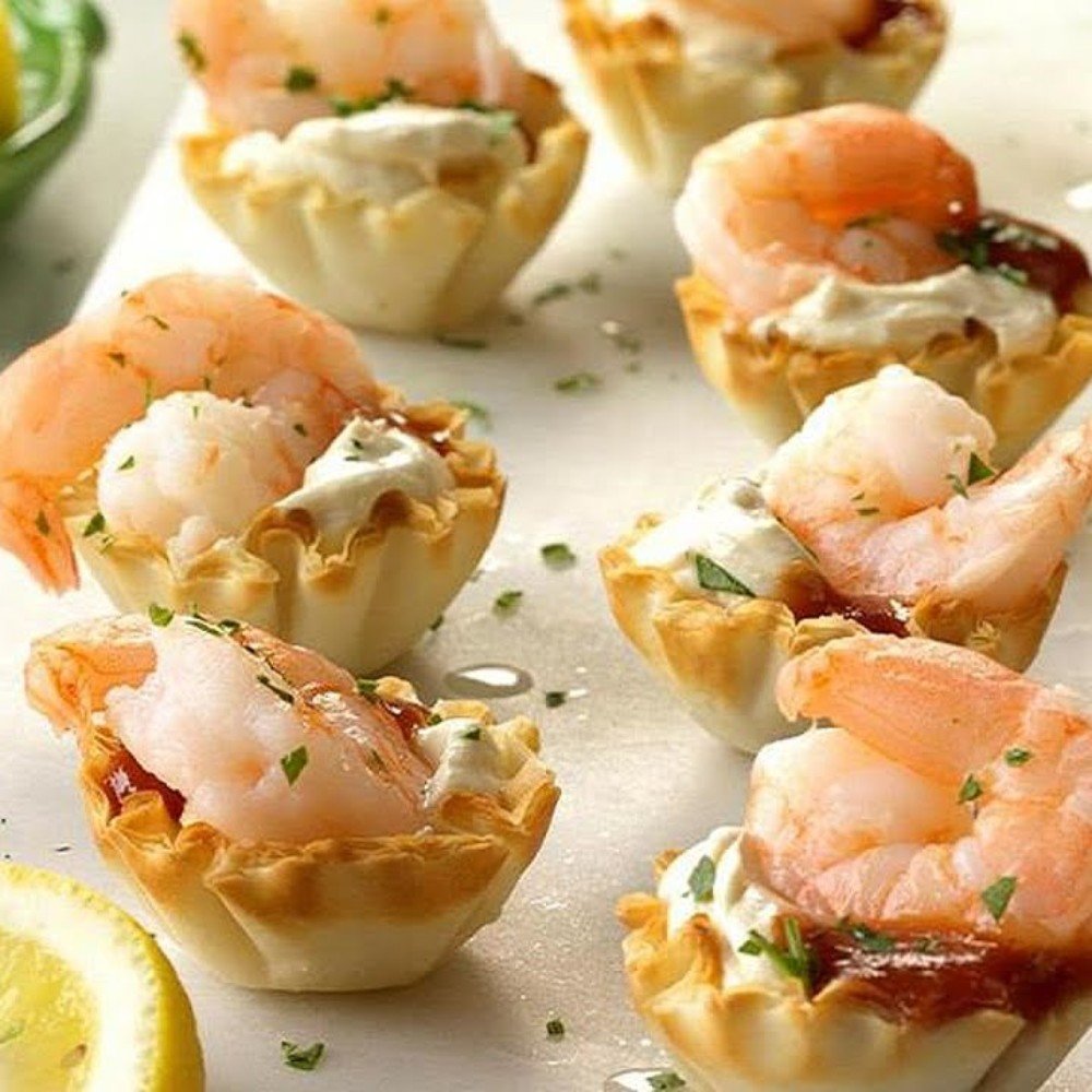 Тарталетки с креветкой, сливочным соусом и лимоном