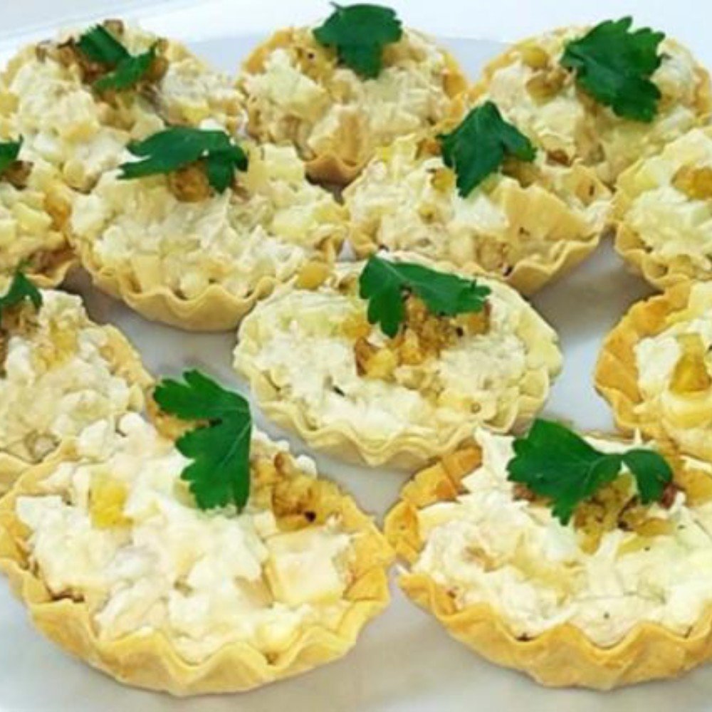 Тарталетки с курицей и ананасом