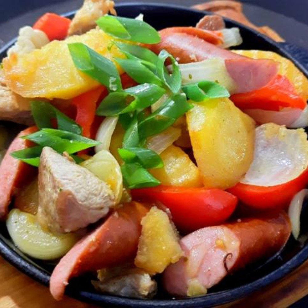 Горячая сковорода с курицей и колбасками