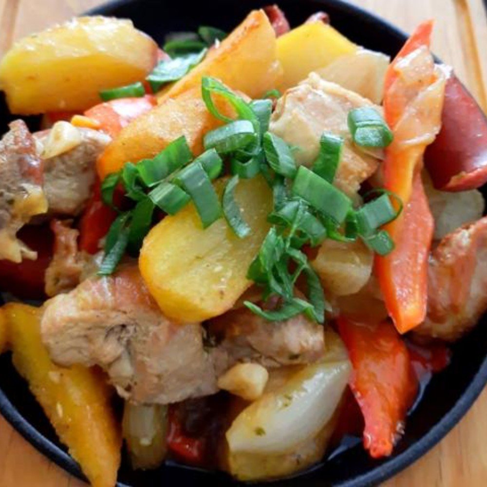 Горячая сковорода со свининой и колбасками