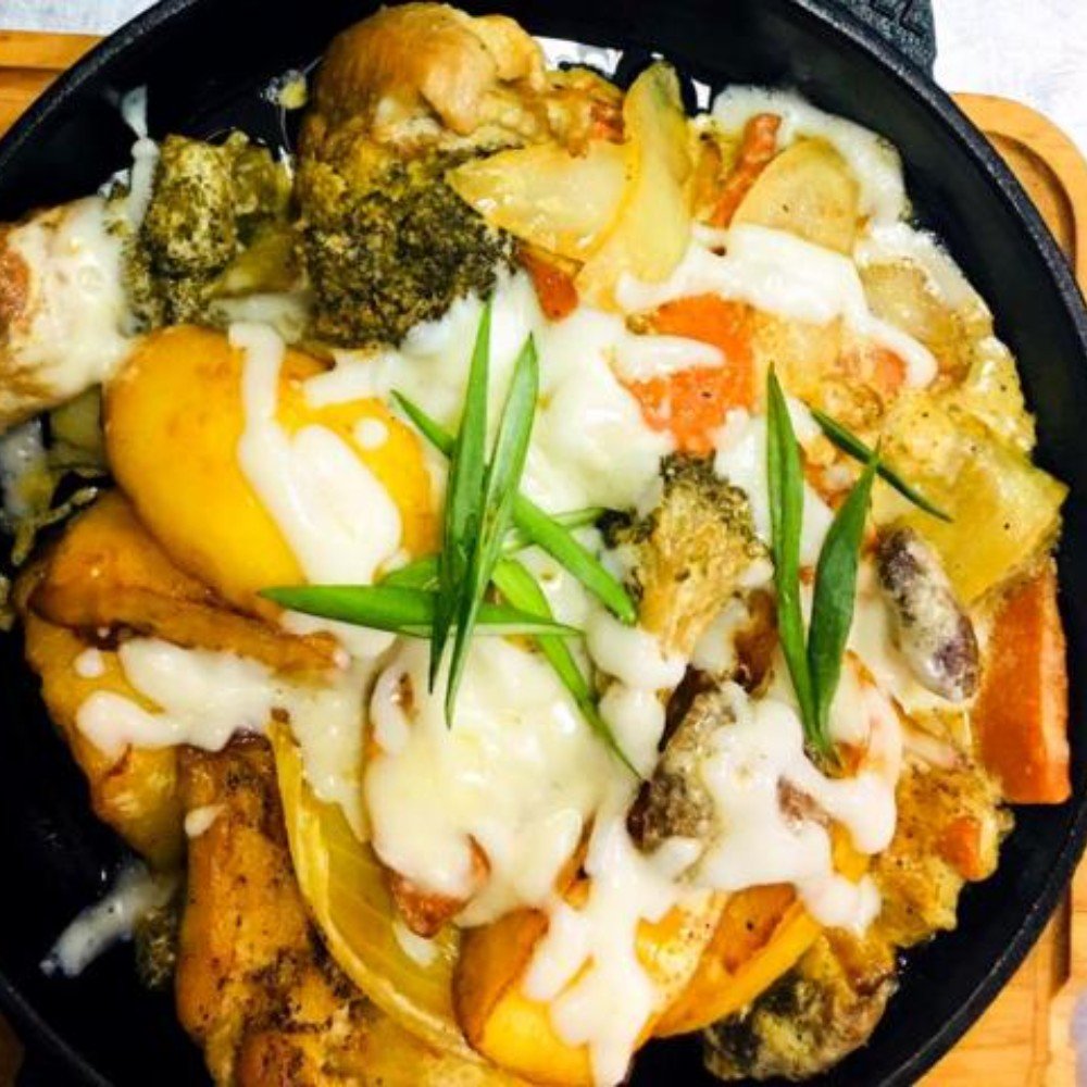 Горячая сковорода с курицей и овощами