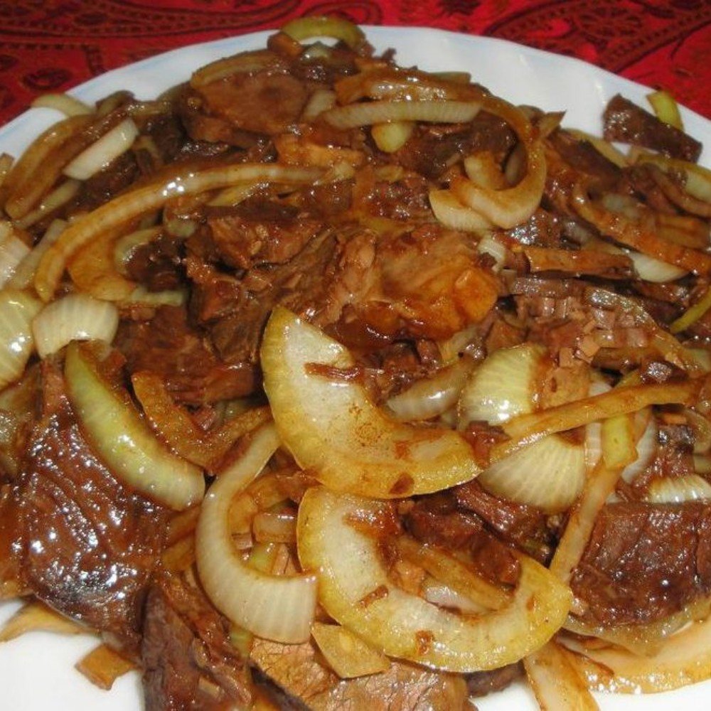 Жареная свинина с золотистым лучком