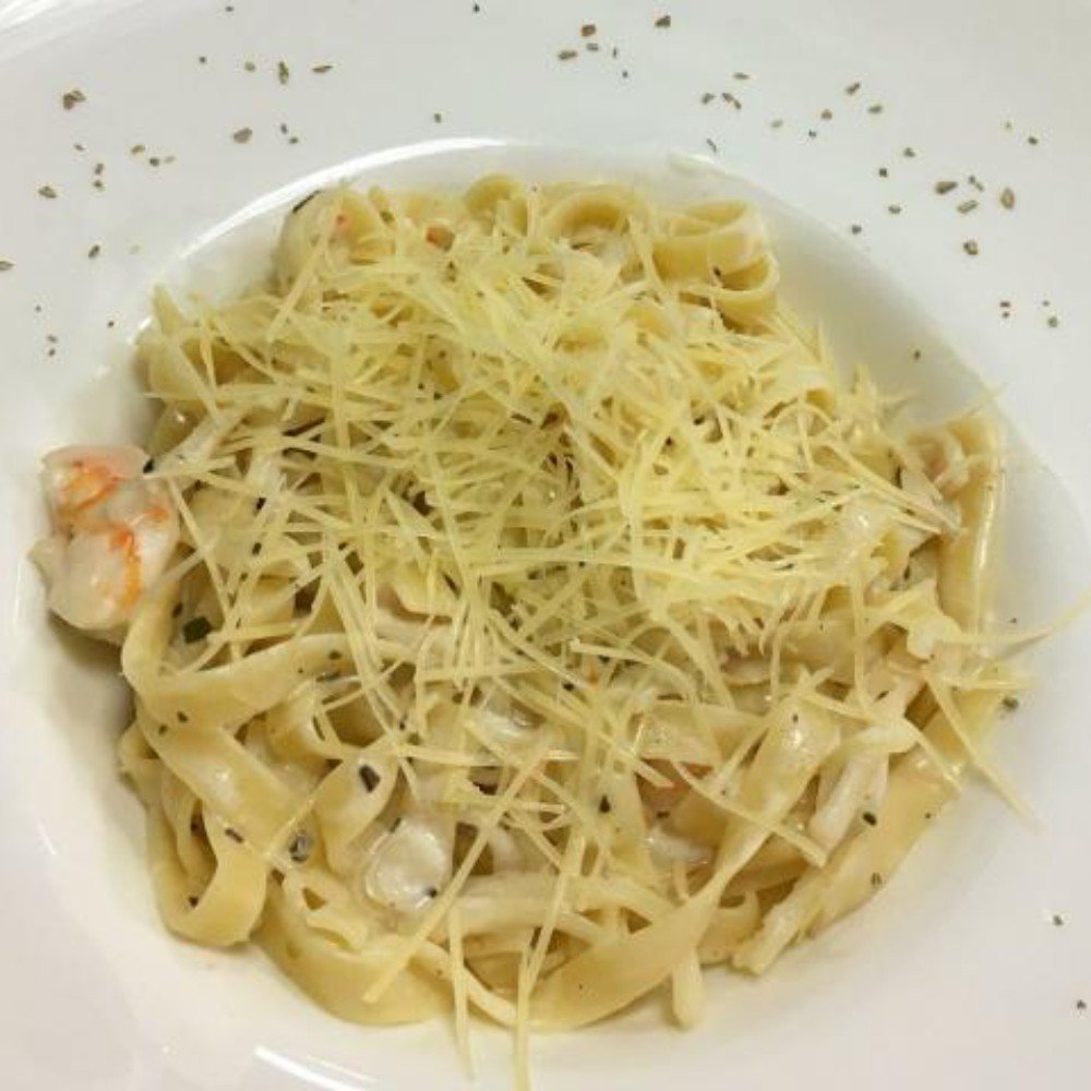 Паста с кальмаром и креветками
