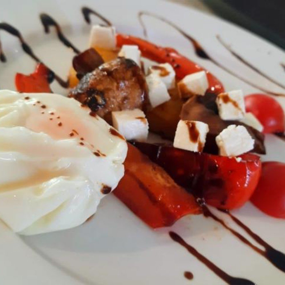 Овощи на сковороде с сыром Фета