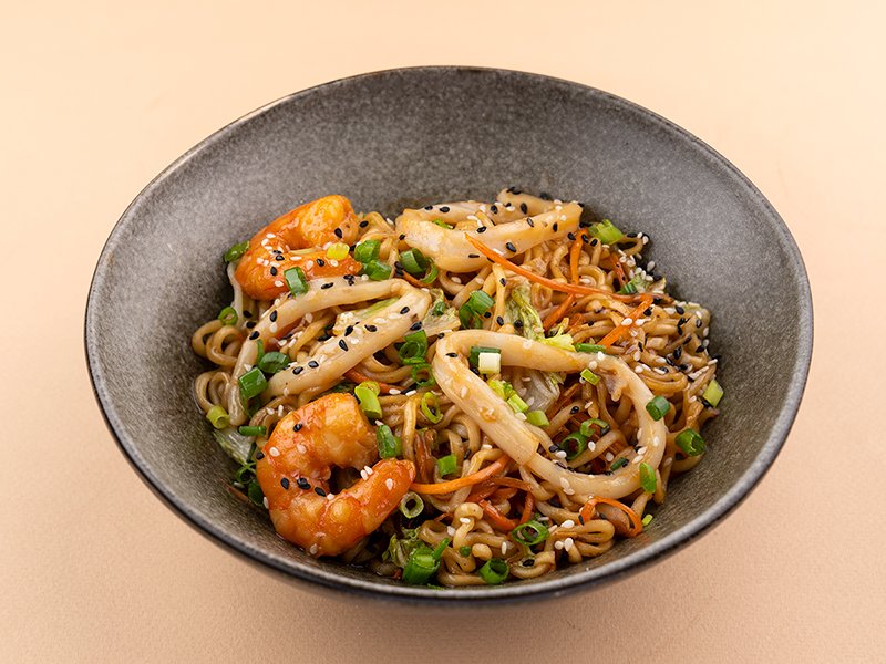 ЯИЧНАЯ ЛАПША С МОРЕПРОДУКТАМИ В СОУСЕ ТОМ ЯМ