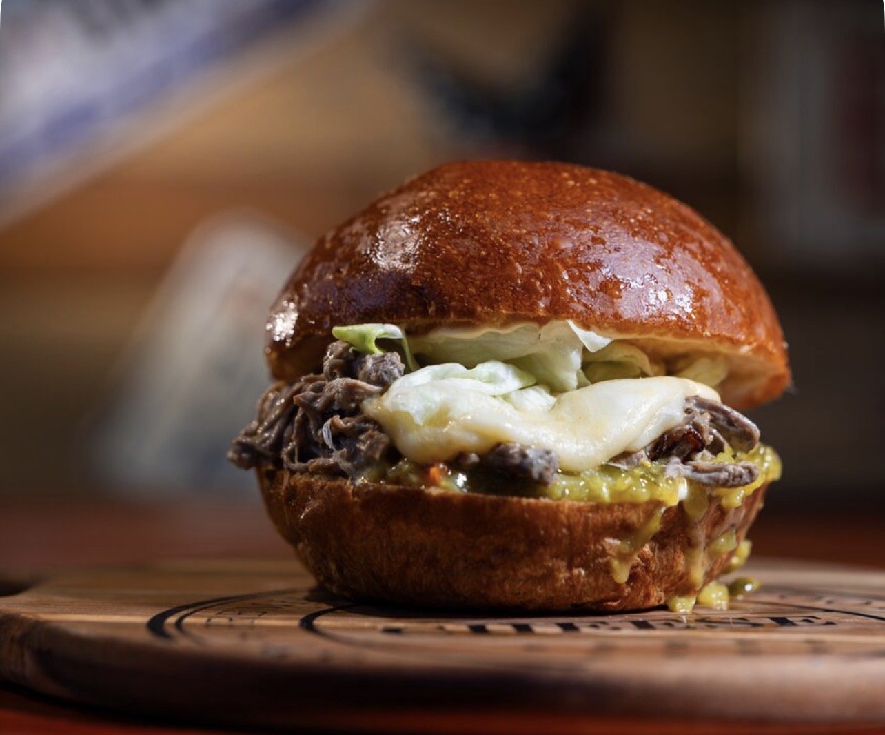Бургер с рваной говядиной