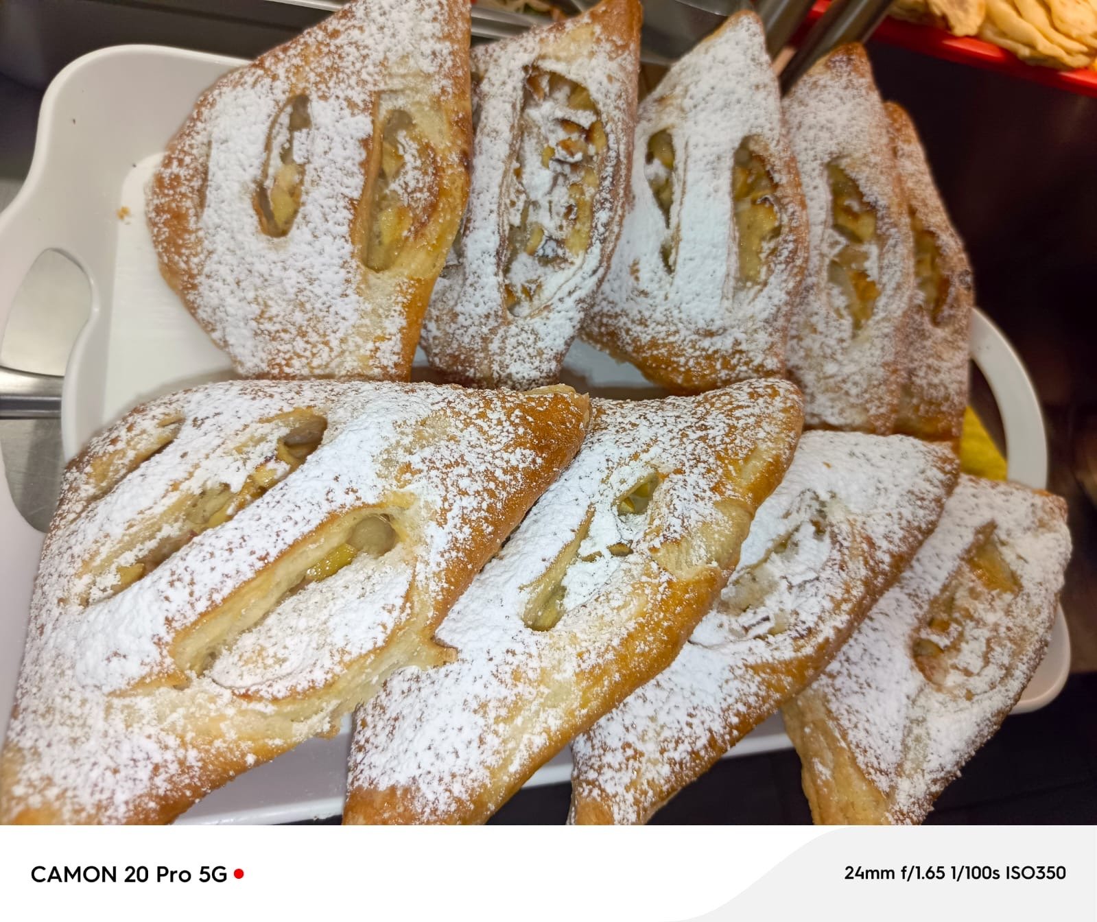 Слойка с яблоком