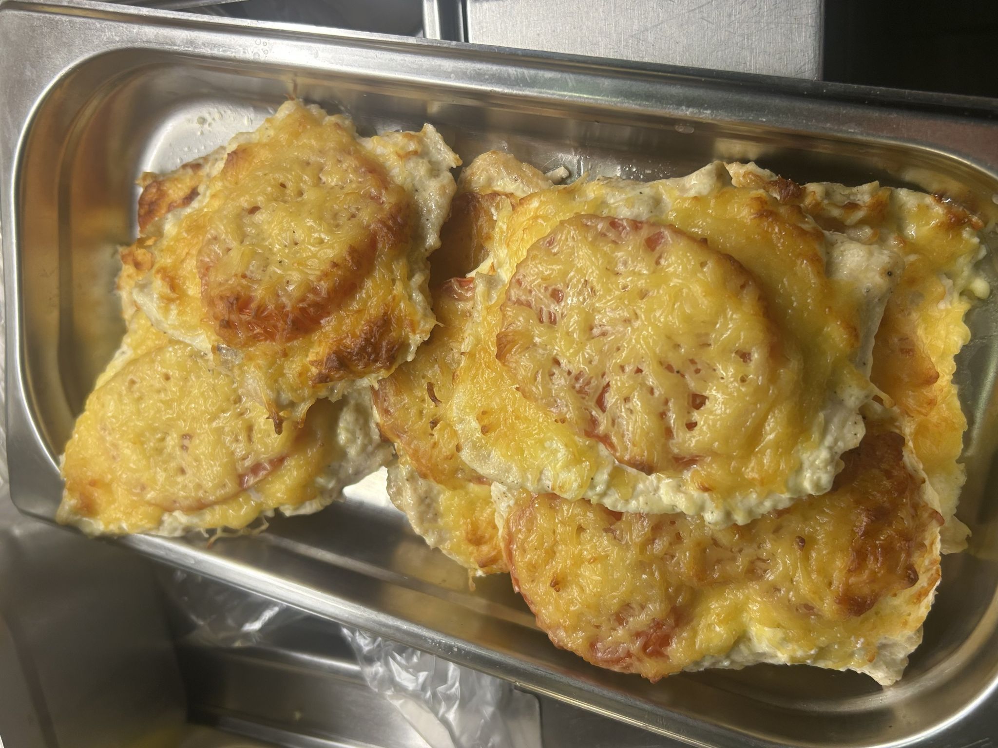 Куринные отбивные с помидорами и под сыром