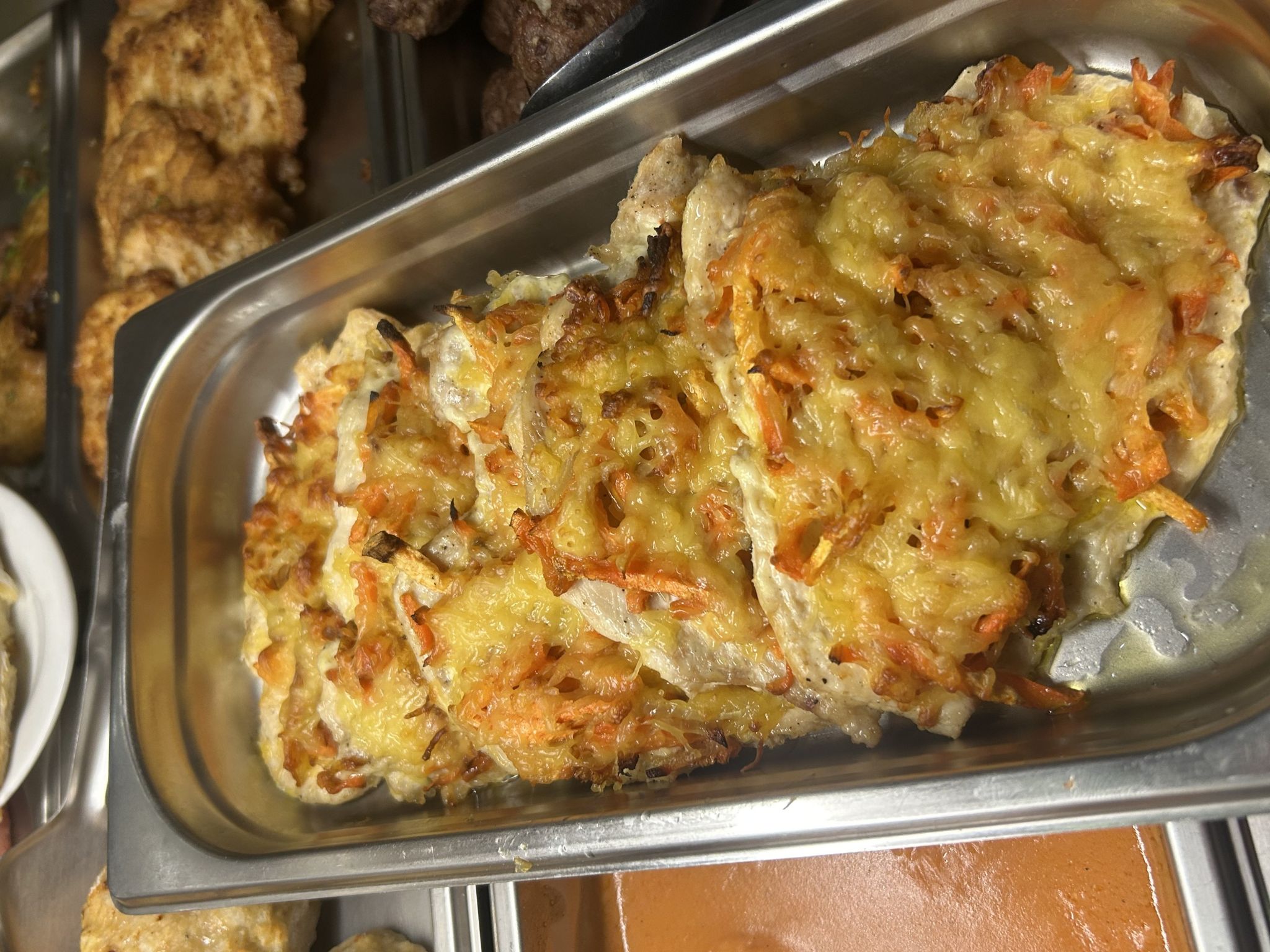 Куринные отбивные с морковью,луком и сыром