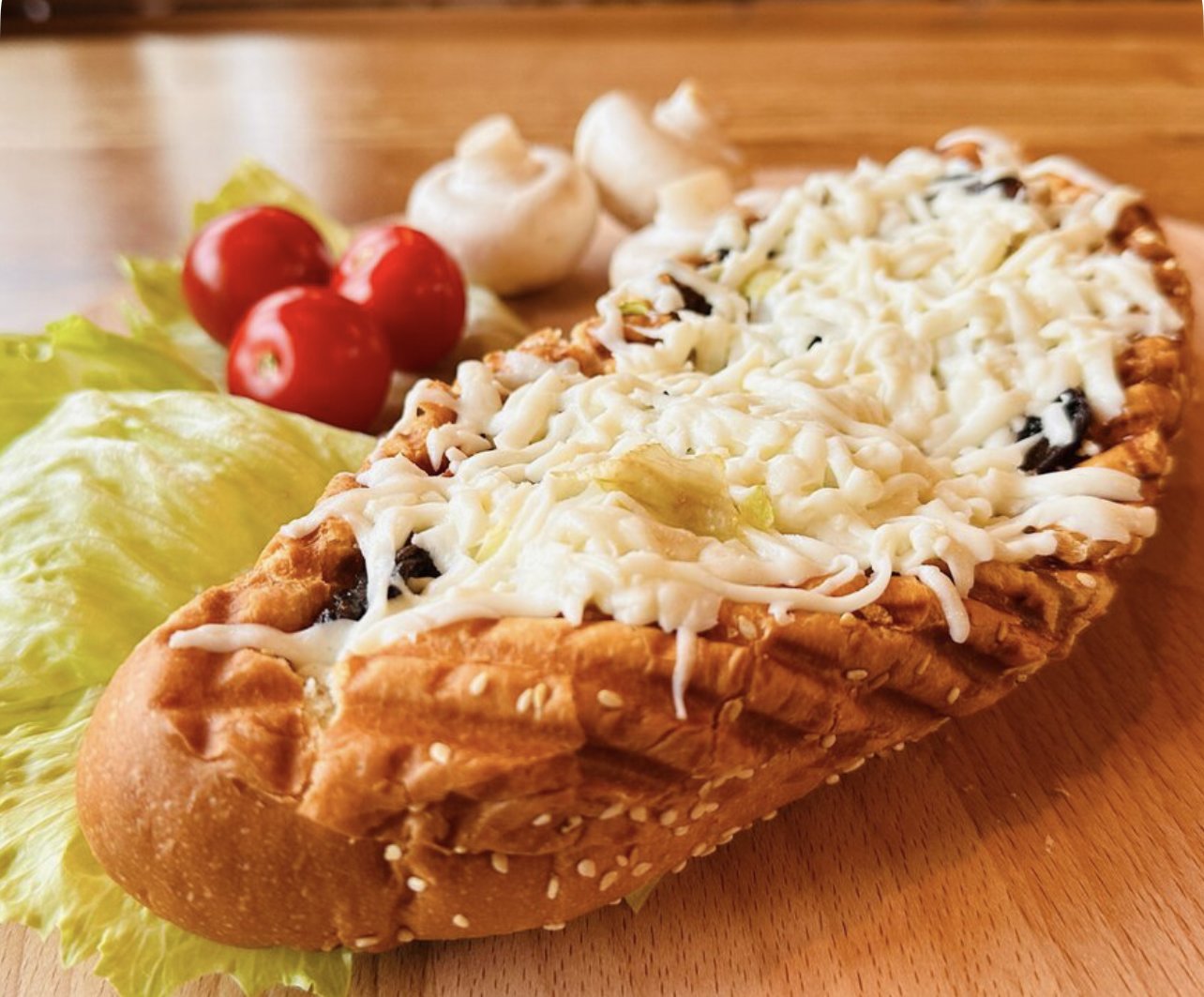 Багет с куриным филе и грибами