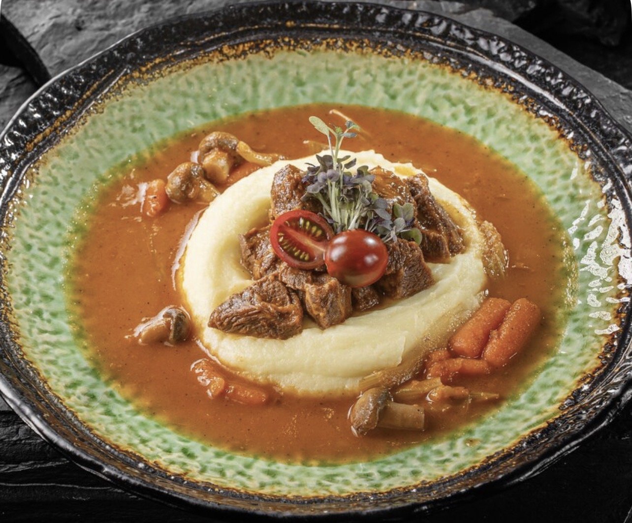 Щека бычка с томлеными овощами