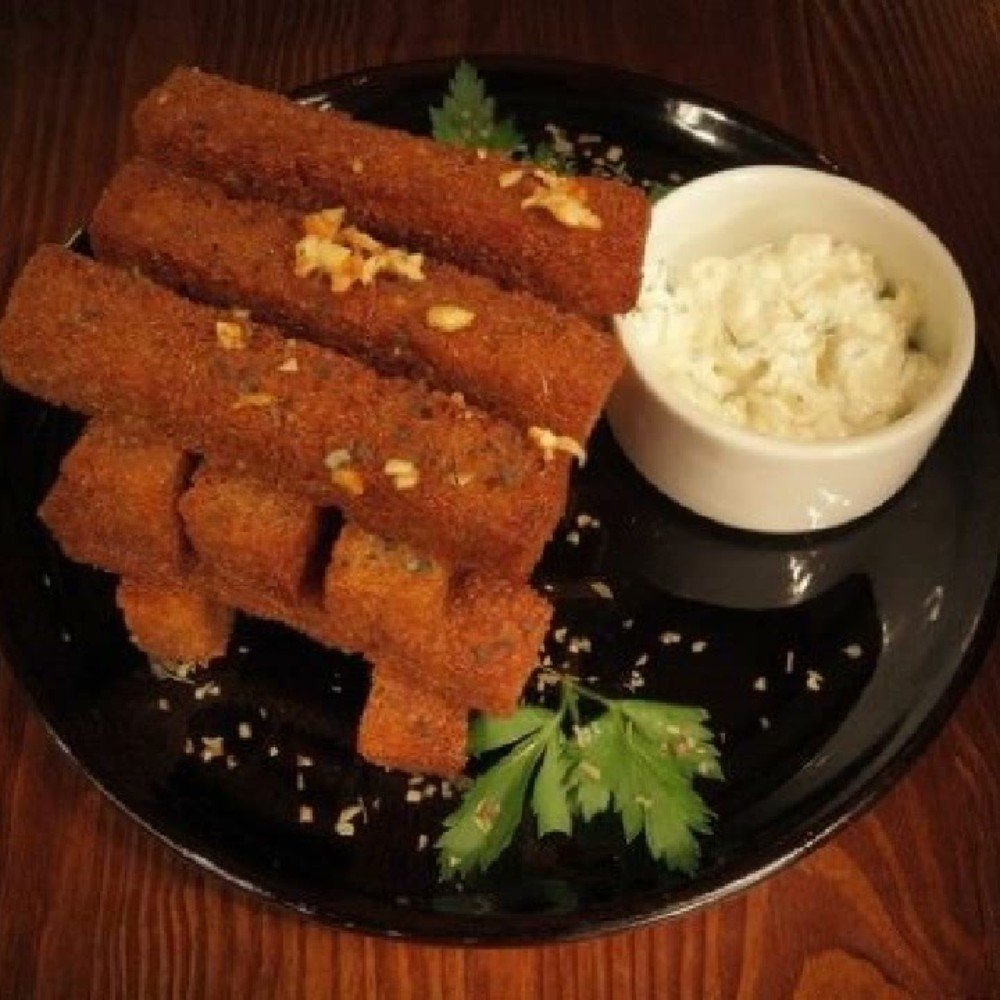 Гренки чесночные с сыром и соусом Манго-чили