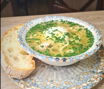 Куриный бульон с чиабаттой и яйцом пашот