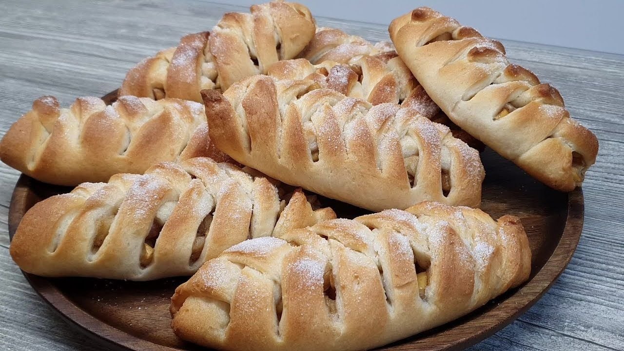 Слойка с яблоком