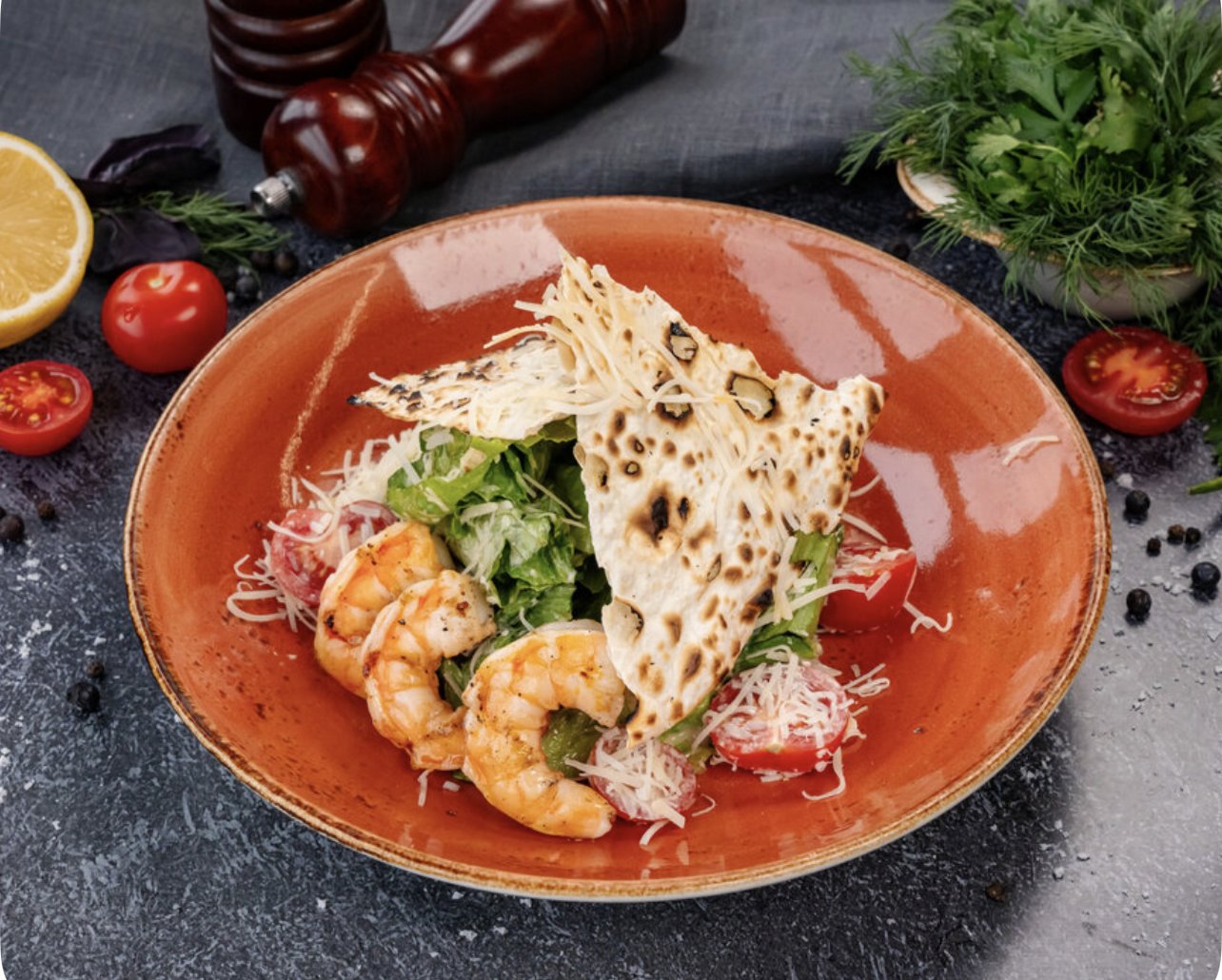 Салат Цезарь с королевскими креветками
