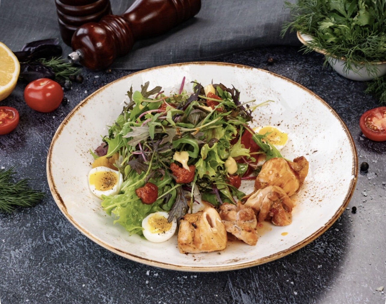 Салат с апельсином и куриным шашлыком