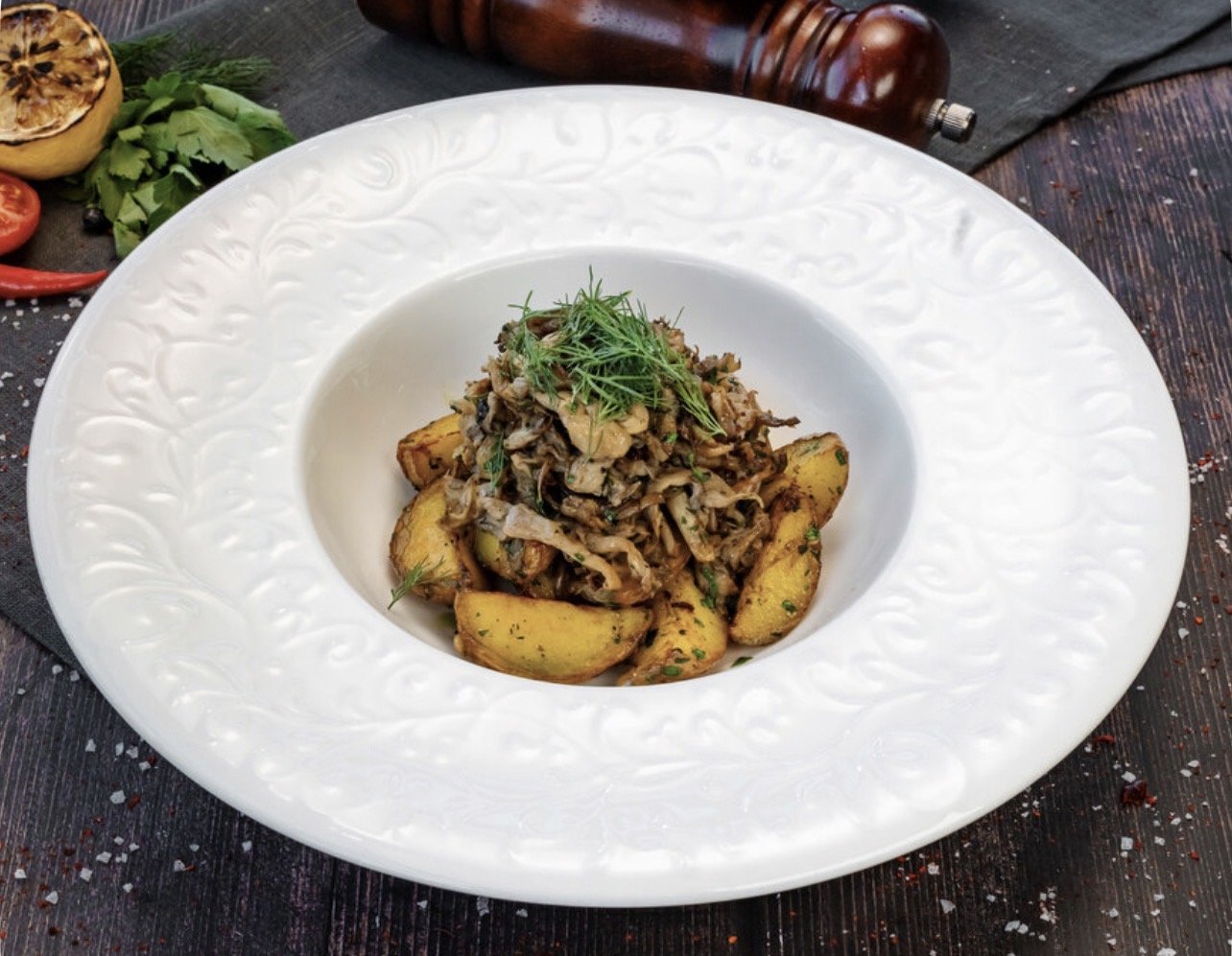 Жареные грибы с картофелем, луком и зеленью