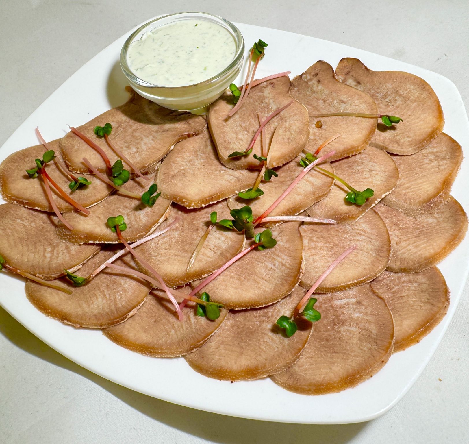 Язык отварной с соусом
