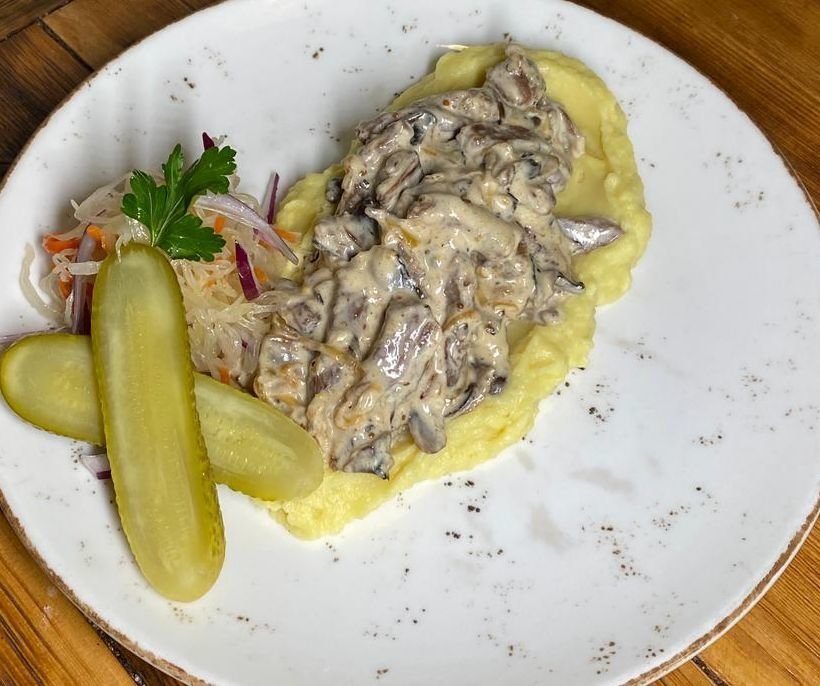 Бестроганов с картофельным пюре и маринованным огурчиком (копия)